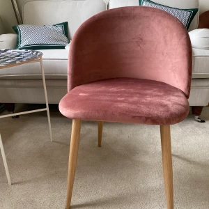 Stolar - Rosa sammet stolar köpta på nimara, jag har 4 stycken inga defekter eller liknande, nypris 499kr/st mitt pris 800kr för alla fyra! Pris kan diskuteras vid snabb affär! Hämtas på Kungsholmen!