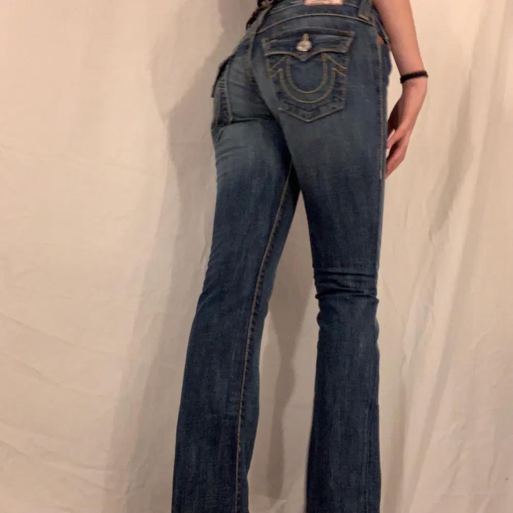 Blå jeans från True Religion. Fint skick. Boyfriend modell (Billy Big T) alltså lågmidjade och straight. . Jeans & Byxor.