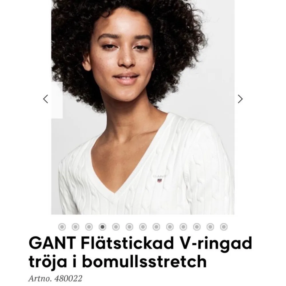 Vit Gant tröja. V-ringad i storlek L, men passar M och S också. Helt fläckfri och i nyskick.. Stickat.