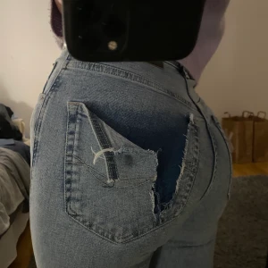 Jeans - Säljer dessa blåa jeans från pull&bear för att jag inte får någon användning av dom längre.      De har ett hål på ena knät, slits längst ner på byxan och även en cool detalj på bakfickan allt som jag gjort själv.