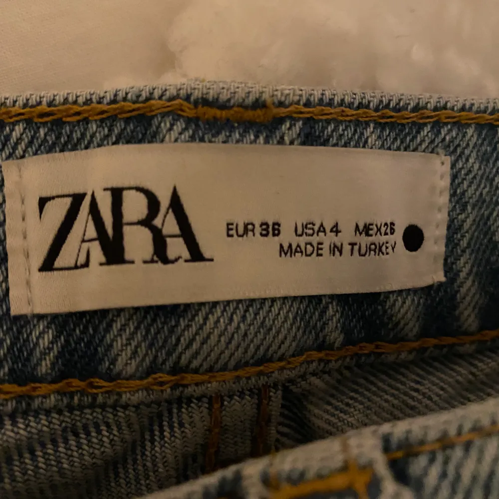 Ett par nästan nya Zara full length jeans i perfekt skick, använda endast ett fåtal gånger! Säljer pga att de är lite stora för mig! 🔴 BUDGIVNING I KOMMENTARERNA 🔴. Jeans & Byxor.
