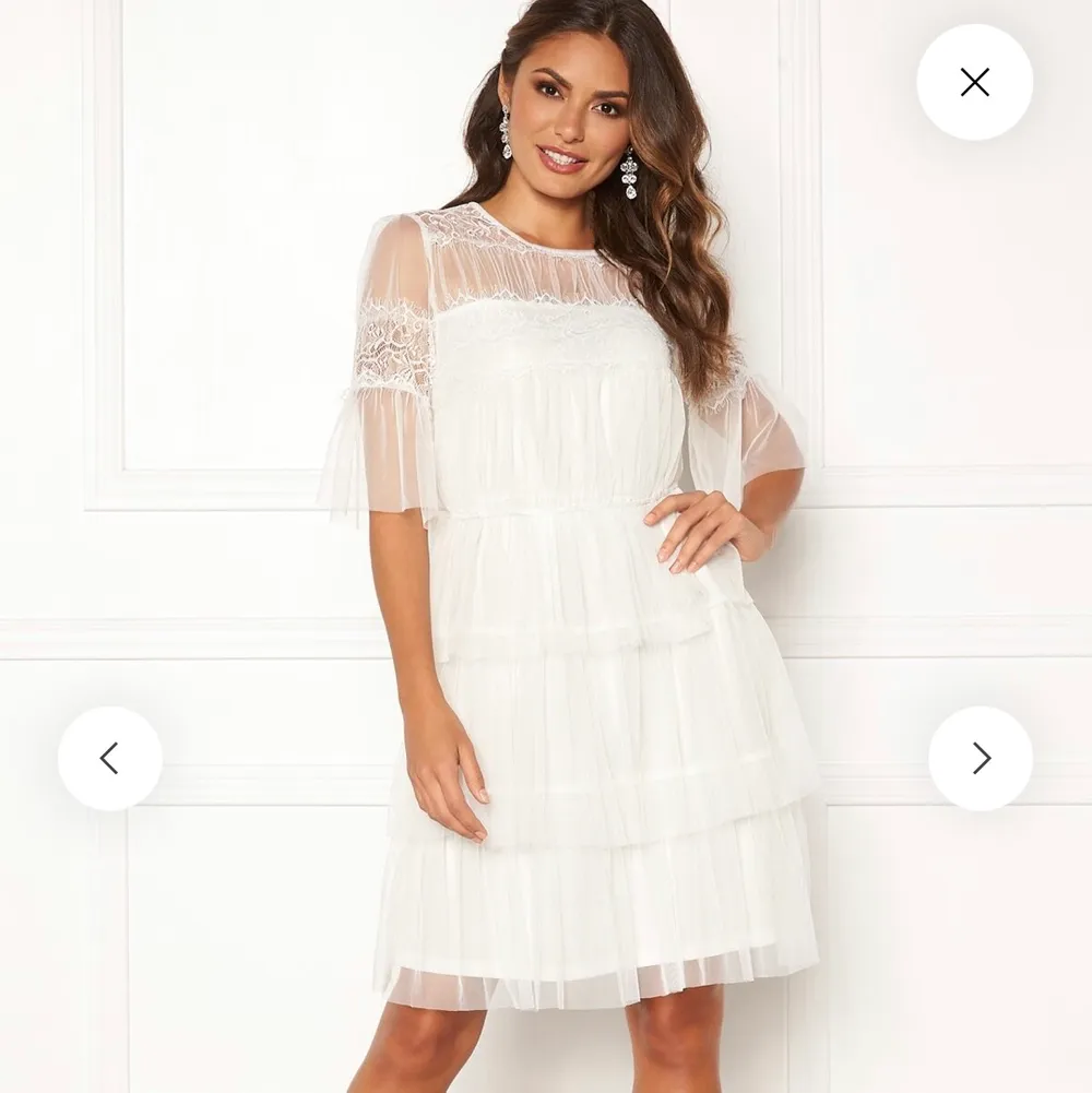 En jättesnygg vit klänning som jag beställde till min student i somras. Säljer då jag hittade en annan klänning som passade mig bättre i storleken. Aldeig använd och prislapp mm är kvar på den. Köpte för 599kr. Klänningar.