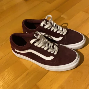 Vinröda Vans  - Knappt använda strl 39, materialet är mocka. Säljes pga de var för stora för mig