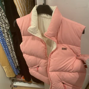 NAPAPAJIRIväst - Säljer napapajiriväst som går att vända håll på så att den antingen blir rosa eller vit. Så söt. Säljer pga för liten. Passar bra för skidor också! Högsta bud just nu är på 400 ❤️❤️❤️