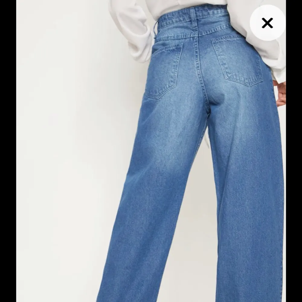 Jag säljer mina nya jeans från prettylittlething. Dem är helt oanvända då dem är för breda för min smak. Byxorna är tajta i midjan och sedan ganska stora i benen. Fraktkostnad tillkommer!❤️. Jeans & Byxor.