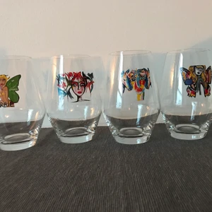 Carolina Gynning allglas  - 4 st Carolina Gynning Allglas, kostade 249kr vid köp. 175kr per glas eller alla fyra för 650kr. I motiven: she’s the one, slice Of life, feeling magic & Love is Joy. De är samtliga i fint skick  
