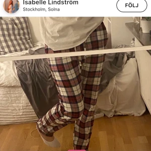 Pyjamas byxor - Snyggaste byxorna från hm i storlek M så sitter snyggt oversize, bilderna är lånade tjejen på bilden har storlek S och är 174 (storlek M är aningen längre i innerbenslängd) hör av er vid frågor. Vid stort intresse blir det budgivning