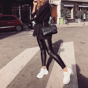 Skinnbyxor - Skinnbyxor. Helt oanvända men tog bort lapparna. Jag är 170cm för jämförelse. Kan mötas upp i Jönköping annars tillkommer frakt. 🖤