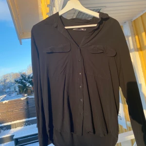 Svart skjorta - Svart helt vanlig skjorta från lager157, också ett perfekt basplagg att ha i garderoben! Använd kanske 1-2 gånger så den är som ny💖skulle dock behöva strykas haha 