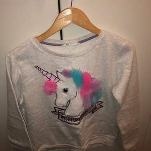 Säljer en unicorn tröja, jätte söt och mjuk! Den är i storlek 170 men är en Xs/s också! köparen står för frakten💖