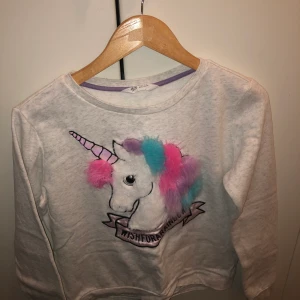 Unicorn tröja  - Säljer en unicorn tröja, jätte söt och mjuk! Den är i storlek 170 men är en Xs/s också! köparen står för frakten💖