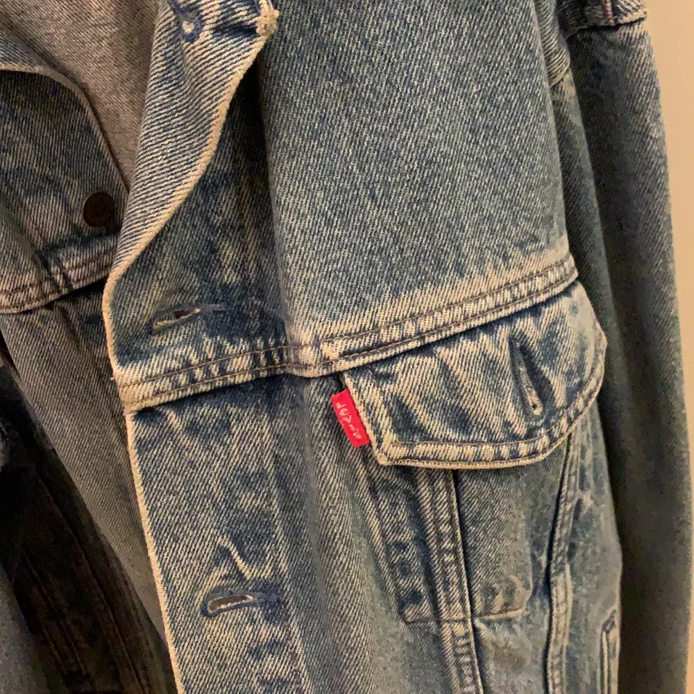 Säljer denna vintage Levis jeans jackan. Säljer den då det inte riktigt är min stil. Den är köpt i London på 90-talet. Såklart helt ÄKTA! Size Large (men blir snyggt oversized på mig som har S i vanliga fall). Imprincip oanvänd och inga skador eller slitningar! Budgivning startar på 500kr + frakt 💙. Jackor.