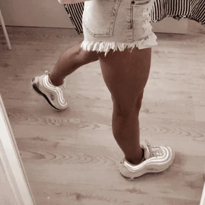 Nike air Max 97 - Fina vita Nike air Max 97 skor. Storlek 38,5. Finns i Jönköping eller kan fraktas men frakten till kommer. 
