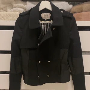 Jacka från Zara/ M/ nyskick - Svart jacka från Zara i storlek medium. Använd sparsamt. Två fickor framtill. Kortare modell. 