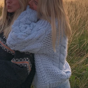 Ljusblå stickad tröja - Världens finaste stickade tröja från NAKD som inte säljs längre i denna färg. Säljer eftersom den tyvärr inte kommer till användning längre. Storlek S/M💙💙 . Buda i kommentarerna eller privat, varje bud höjs med 10 kr☺️ HÖGSTA BUD: 400kr