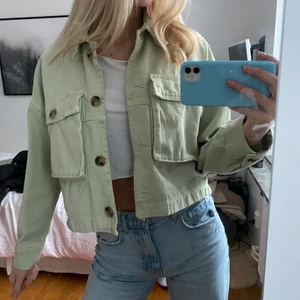 ZARA jeansjacka - Pastellturkos/grön jeansjacka som passar perfekt till våren! Oversized i modellen🌷 passar xs/s/m