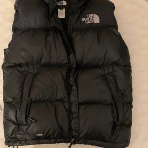The north face Väst - Säljer min snygga North face väst, den är knappt använd och i storlek L. Bud startar vid 500 + frakt, Budningen avslutad den söndag den 10 januari. Buda i kommentarerna!!! köp direkt 1000 kr + frakt  kontakta. Kan mötas upp i östersund annars står köparen för frakten. 
