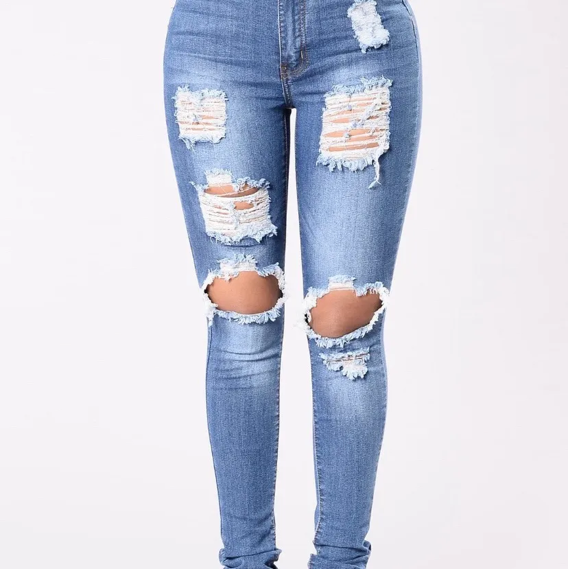 Fashionnova ripped jeans i storlek S  Model : ”Say yes to disdress”  frakt tillkommer . Jeans & Byxor.