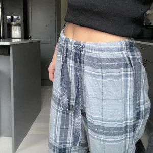 Pyjamasbyxor  - Grå rutiga pyjamasbyxor. Byxorna har ett litet hål där  snöret sitter men inget som gör att man ser igenom byxorna (jag skickar bild vid efterfrågan). Väldigt fina och sköna men säljer då jag har andra par.