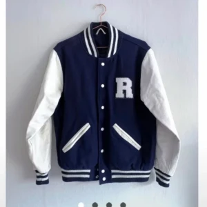 Varsity jacka - Skitball college/varsity jacka. Herrstorlek M. Skitsnyggt oversized och läder på armarna. Inget märke eller så på ryggen. budgivning startar i kommentarerna på 200kr❤️ Lägger upp igen pga oseriösa budgivare. Eller köp direkt för 800. Avslutas fre 15/1 14.00