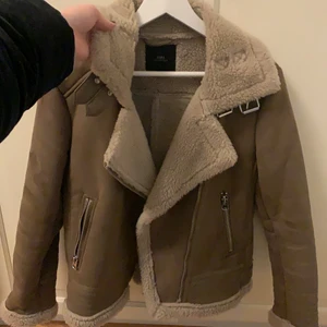 Zara jacka  - Säljer min fina jacka från zara. Som passar både till vintern och våren! Varm och skön och väldigt fin. Storlek S! 