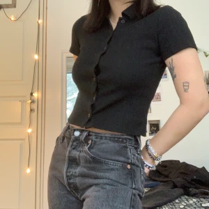 Svart topp - Super fin svart topp med knappar från brandy Melville. Knappt använd o super bra skick. Jag har xs i toppar.