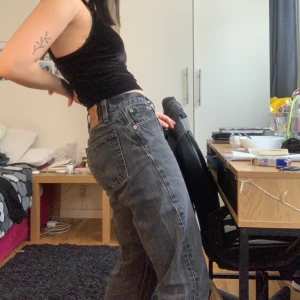 Vintage levis jeans - Super fina vintage levis jeans som är avklippta. Storlek 25-27 skulle jag säga, beroende på hur en vill att de ska sitta. 501:or. Om flera intresserade= budgivning 🥰 jag har vanligtvis 24-25 i jeans