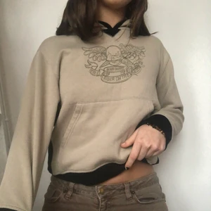 Beige hoodie - Cool beige hoodie med tryck! Barnstorlek men passar mig som brukar ha s i toppar. Skriv privat vid intresse. Köpare betalar frakt. Inga defekter, något nopprig bara. Högsta bud 320kr. Avslutas måndag 15:00