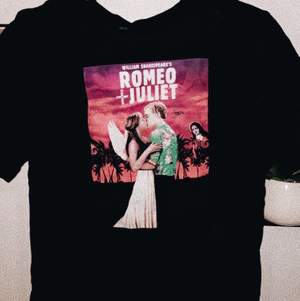 Supercool t shirt med Romeo och Juliet på framsidan💓