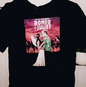T-shirt Romeo & Juliet🖤 - Supercool t shirt med Romeo och Juliet på framsidan💓