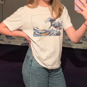 T-shirt med tryck - Snygg vit t-shirt med fint tryck från Even&Odd 🌊 Använd några gånger men är i väldigt bra skick, inte nopprig eller några fel. Passar även storlek M. Köparen står för frakt! Obs: Tröjan stryks givetvis och tvättas innan den skickas. 