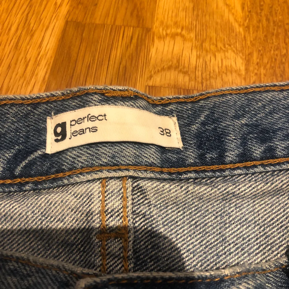 Jeans från Gina tricot, storlek 38. Bra skick. Jeans & Byxor.