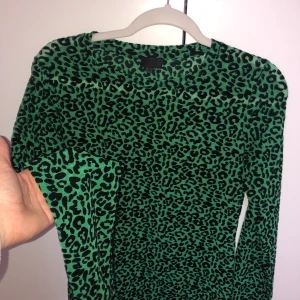 Grön leopardtopp - Tight halvt genomskinlig i materialet. Använd ett fåtal gånger. Köpt i Amsterdam. Kan mötas upp i Göteborg eller så står köparen för halva fraktkostnaden 🌟