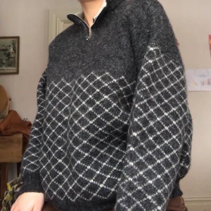 Så fin tjocktröja! - Galet fin tjocktröja med dragkedja! 100% ull, därför fin kvalité och supervarm men något stickig så en tröja under rekommenderas💓 FRI FRAKT :)