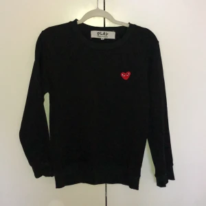 Svart tröja från Comme des Garcons - Knappt använd tröja från Comme des Garcons. Tunn i materialet och stämmer bra överens storleksmässigt, ej oversize. ”Mudd” vid midjan och ärmarna. Kan mötas upp i Göteborg eller så står köparen för halva fraktkostnaden 🌟