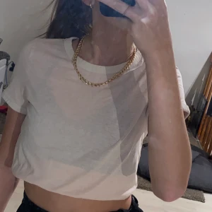 T-shirt - Säljer nu min t-shirt som är från hm💕den är i storlek xs och är i en ljusrosa färg med vita detaljer runt om💞nypris är 120 om jag kommer ihåg rätt🥰men säljer den nu för 20 kronor, den har inte kopt så mycket till användning därav säljer jag den🤍frakten är 20 kr🤍 sammanlagt kostar tröjan 40 kr