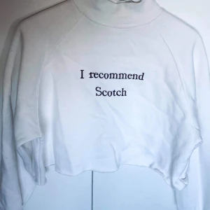 Vit sweatshirt - Vit sweatshirt med broderad text i mörkröd färg:)