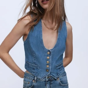 Zara jeans topp - En såååå sjukt snygg jeans topp från zara, som är helt slutsåld och populär!!  Vad tyvärr lite stor för mig så tänkte att nån annan hellre kan ha den💕💕 om fler är intresserade gäller budgivning