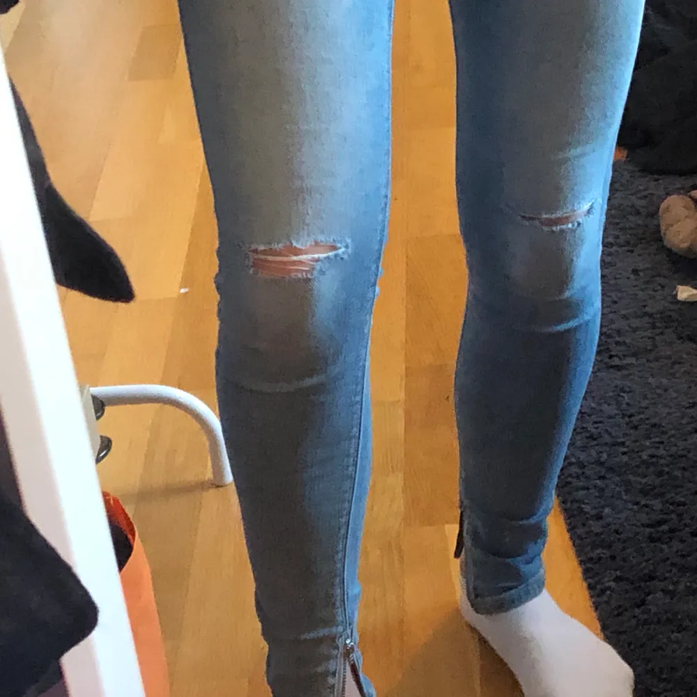 Replay jeans i modellen Joi med hål vid knäna. Använda för några år sedan därav det sänkta priset 🥰. Jeans & Byxor.