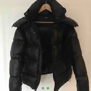 Bikbok puffer jacka  - Intresse på min favorit jacka! Köpt på plick men är i helt orört skick. Vet ej om jag vill sälja men vill se vad jag kan få förbuden och kan sälja vid bra bud. Lånad bild. (Finns ett litet hål på armen som e övertejpad med svart tejp, råkade bränna den på avgasröret. Hålet e ungefär under 1cm) Just nu bud på 900