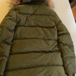 Militär grön vinterjacka  - Detta är en skit snygg grön jacka som knabbt är använd , den är kanske använd ett 15 tal gånger och den köptes för två år sen. De finns en innerficka och två fickor vid midjan. Den i jätte fint skick och pälsen är fake men känns nogurlunda äkta. Den har hängt ett tag då den inte passade jätte bra men den är verkligen skit snygg och jätte varm och skön! Skicka om du är intresserad (den kan skickas men köparen står för frakt)