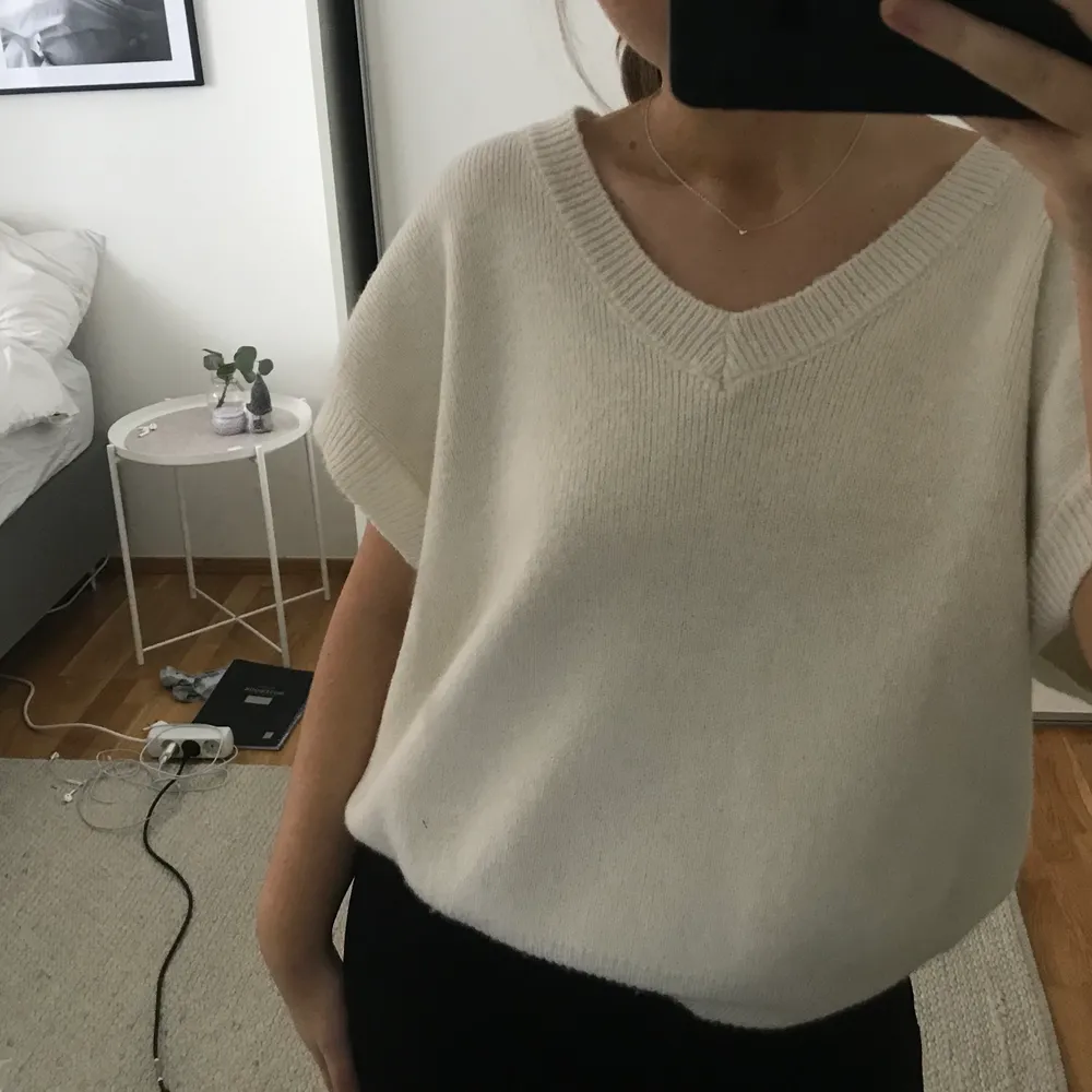 Superfin top/väst som är lika snygg med en t-shirt under som utan! Storlek M🥰🥰 köparen står för frakt💘. Stickat.