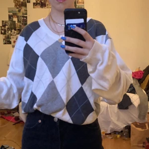 Jättefin tröja  - Trendig ”farfarströja” haha  . Jättesnygg och fräsch, knappt använd💓 dem små ränderna är ljusblå 💙 jättesnygg att vika upp eller bara ha den som den är !  