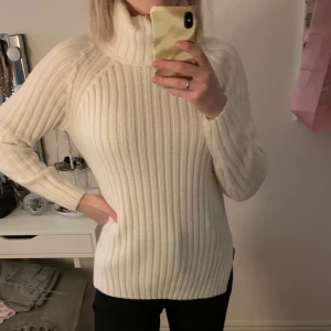 Stickad polotröja - Vit stickad polotröja från ginatricot. Köpt för längesedan men har knappt använt den. Den är storleksenlig och är inte oversize.