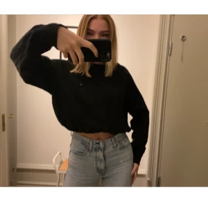 Collegetröja, Acne Studios, croppad - Säljer min fina Acne Studios collegetröja i jättebra skick! Har själv sytt upp den som ni ser på bilden så det är croppad. Det är en storlek L skulle jag tippa på, men jag är en S och den sitter snyggt oversized på mig. Säljer pga flytt. Buda nere i kommentarerna!❤️