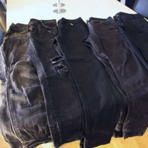 3för2 Svarta Jeans - 3 för 2!💕 svarta Jeans i olika passformar i fint skick. Storlek: Olika Storlekar Direkt pris: 10-100kr, Skriv buden till mig privat eller kommentera på bilden! Buda med minst 5kr varje gång ✨(Alla bud är välkomna) Köpare står för frakten (Du bestämmer vilket paket så länge det uppfyller vikt och storleks kraven)