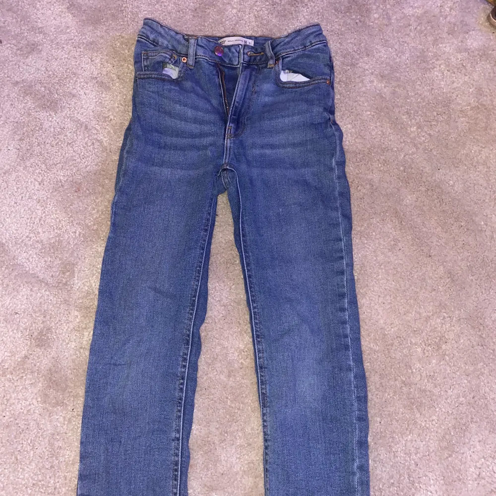 Fina jeans i modell Molly Original, från Gina Tricot. Dom är högmidjade och har inte använts någon gång då jag köpte för stor storlek.  . Jeans & Byxor.