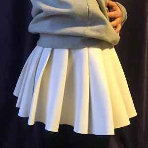 Vit kjol med töjbar midja - Säljer denna fina kjol som aldrig används💕    Är gjort i tyg med som ett skumgummilager mellan tyget (vilket gör den varmare och stabilare). Är hög i midjan och väldigt töjbar så man kan bära den på  olika sätt (vilket jag försökt visa på bilderna) samt kan passa olika storlekar eftersom den är väldigt stretchig (det står storlek 38 i den, men jag har vanligtvis M-L/42-44 kan också ha den). Högt upp i midjan (så att den blir väldigt kort) eller långt nere på höften (så att den ser längre ut).                 Skickar gärna fler bilder vid önskemål ✨💖