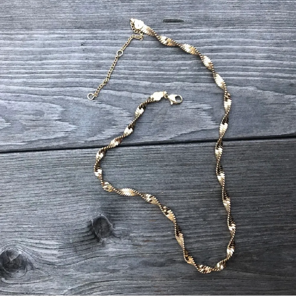 Guldigt halsband ifrån Gina. Frakt tillkommer på 15. Hör av dig vid frågor!✨🌟. Accessoarer.