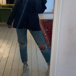 Boyfriend jeans från hm i storlek 34🤎 sparsamt använda i bra skick. 150kr + frakt 📦 